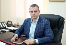 Sergey Vlasov avea puțin peste 30 de ani când a ajuns „în sânul lui Dumnezeu”. Adică viceguvernator în regiunea Krasnodar, o gubernie rusească mare și însorită, situată la malul Mării Negre. Arestat pentru coruptie, trimis în trupele de asalt, Serghei Vlasov a murit pe front